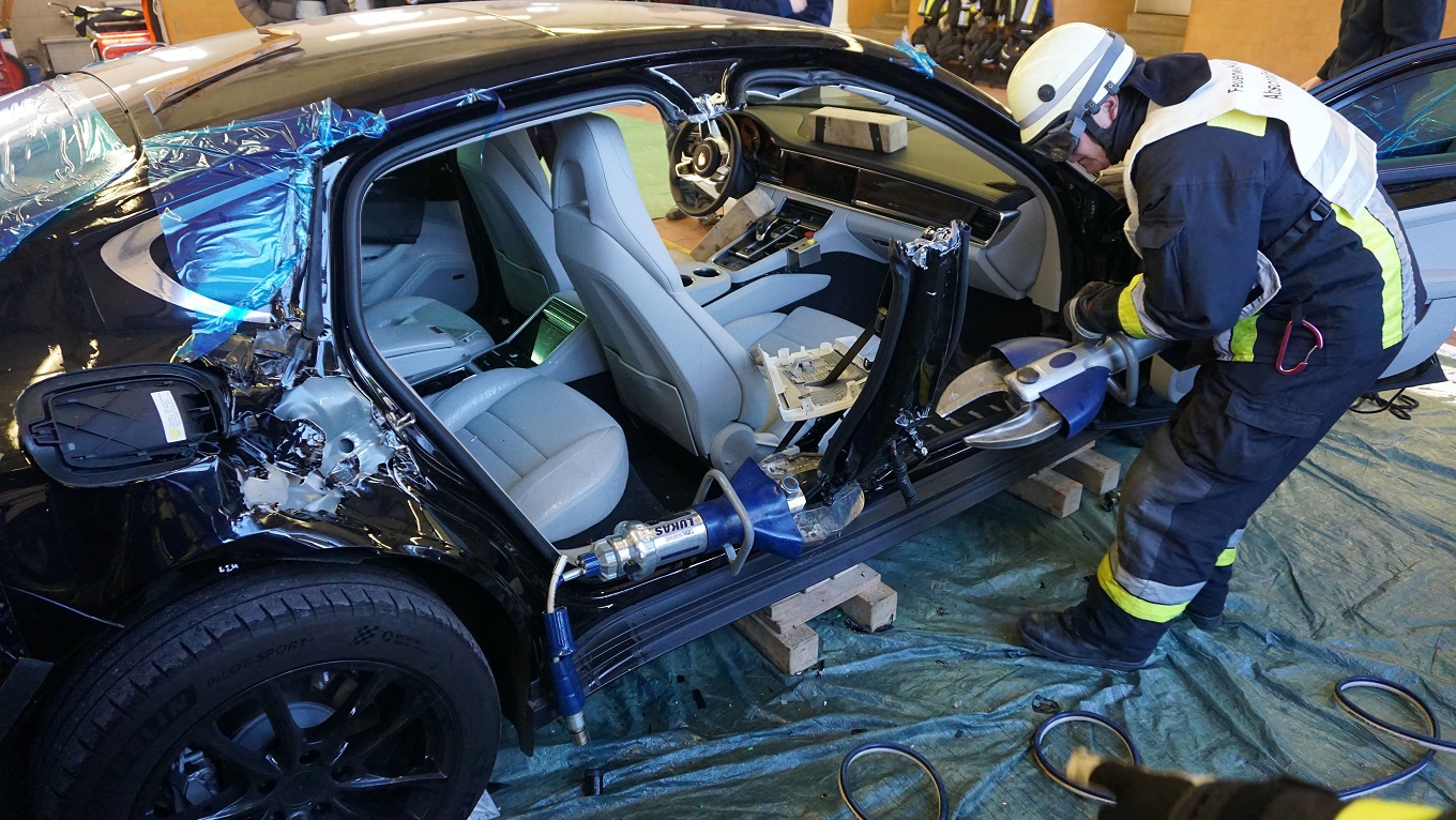 Немецкие спасатели на учениях разрезали новый Porsche Panamera