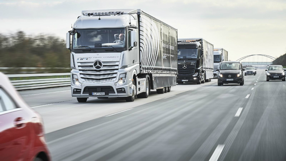Самоуправляемые грузовики Mercedes-Benz проедут колонной по Европе