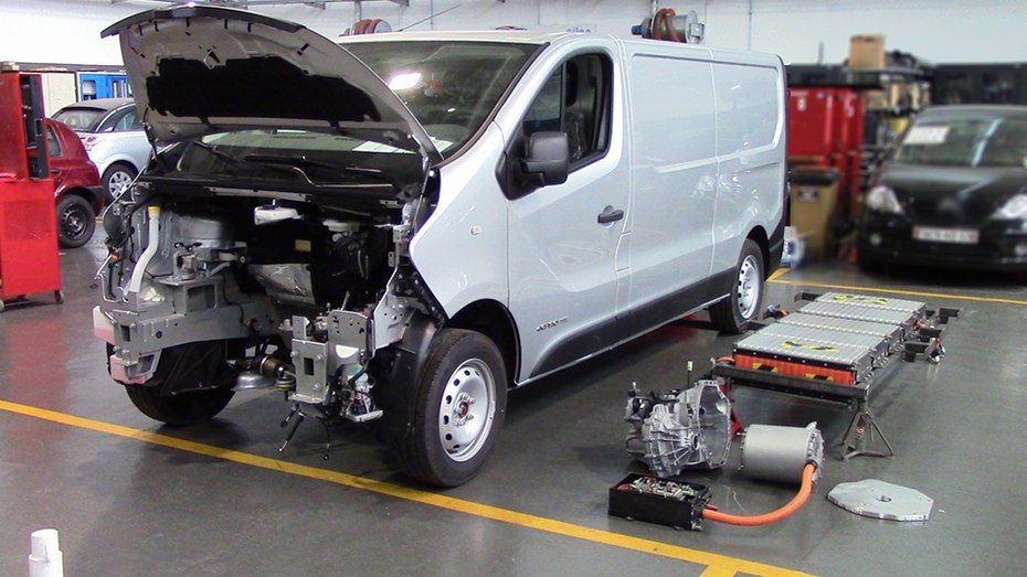 Дизельный Renault Trafic стал электрокаром с б/у аккумуляторами