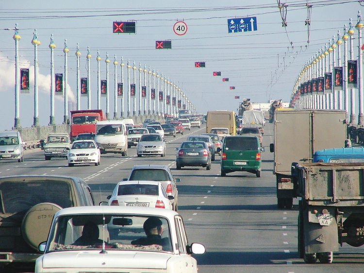 В Киевавтодре рассказали о реверсивной полосе на мосту Патона