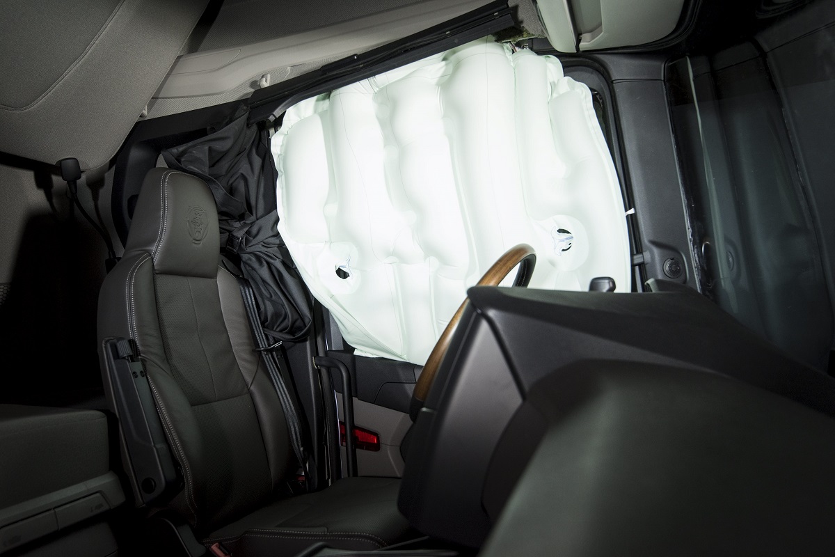 Грузовики Scania получат боковые шторки безопасности