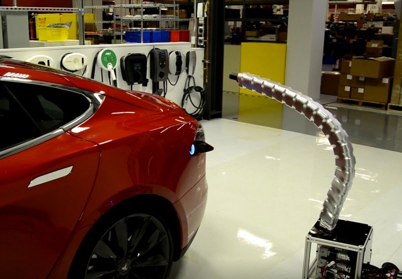 Tesla показала зарядку которая как змея подключается к электромобилю