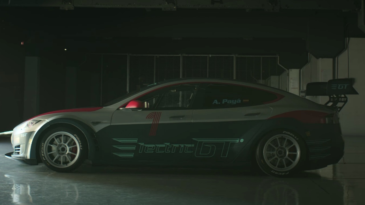 Tesla Model S превратили в гоночный автомобиль (видео)