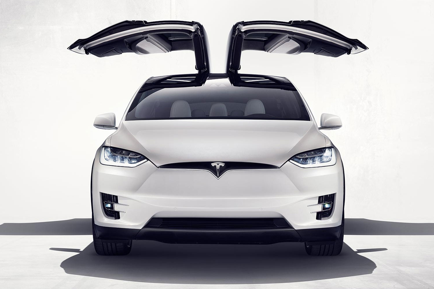 Tesla ускорила двери «крылья сокола» на кроссовере Model X