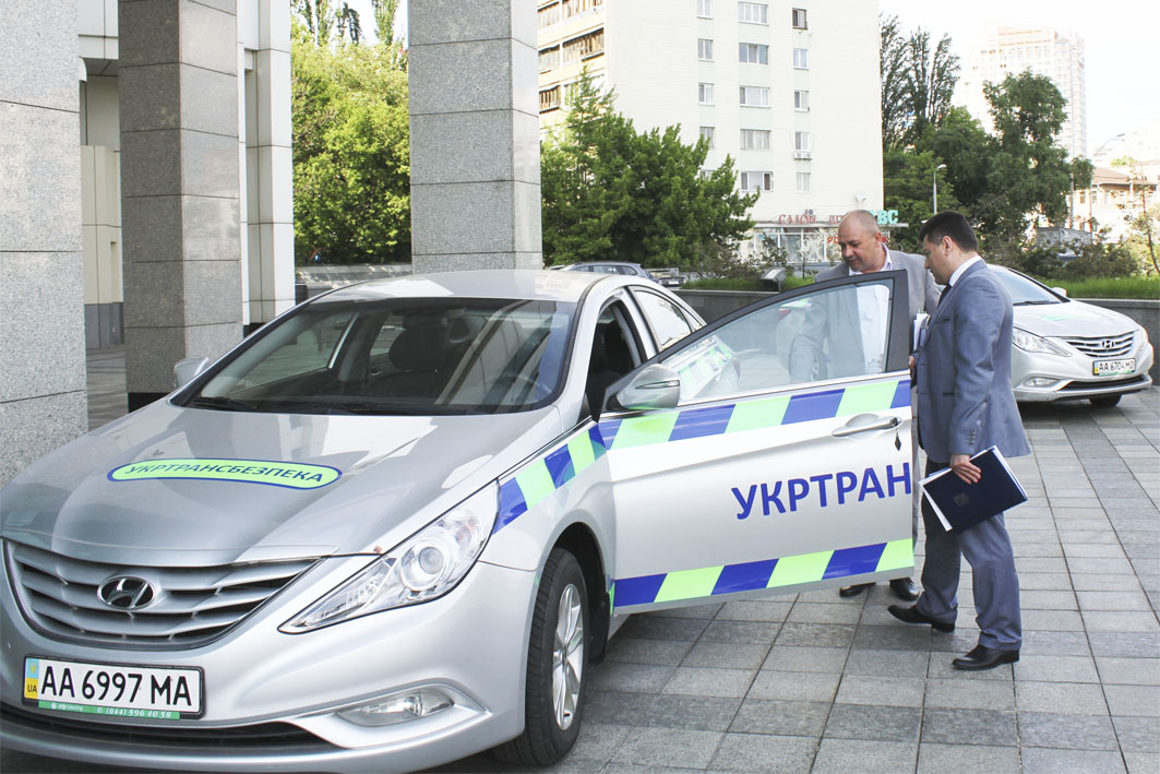 Инспекторам Укртрансбезопасности выдали автомобили Hyundai Sonata