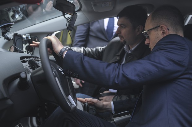 Яценюк хочет отменить ввозные пошлины на б/у автомобили