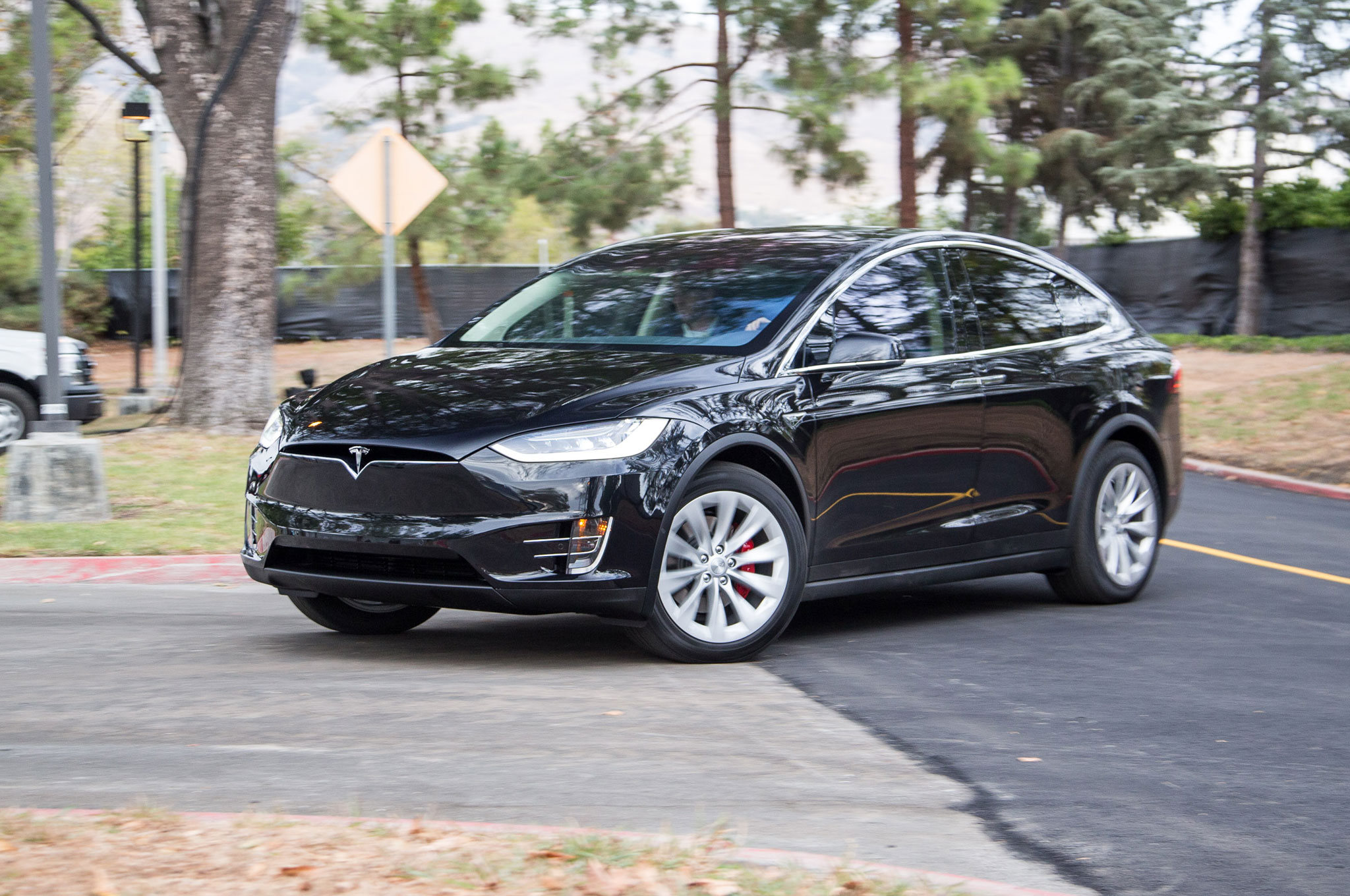 Базовый Tesla Model X получил батарею повышенной ёмкости