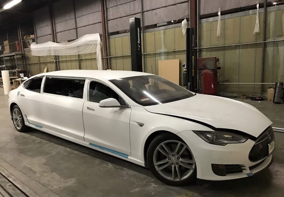 Калифорнийские тюнеры превратили Tesla в лимузин