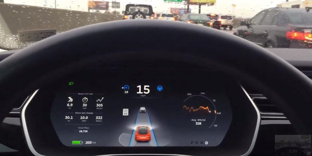 Автопилот Tesla научился прогнозировать аварии (видео)