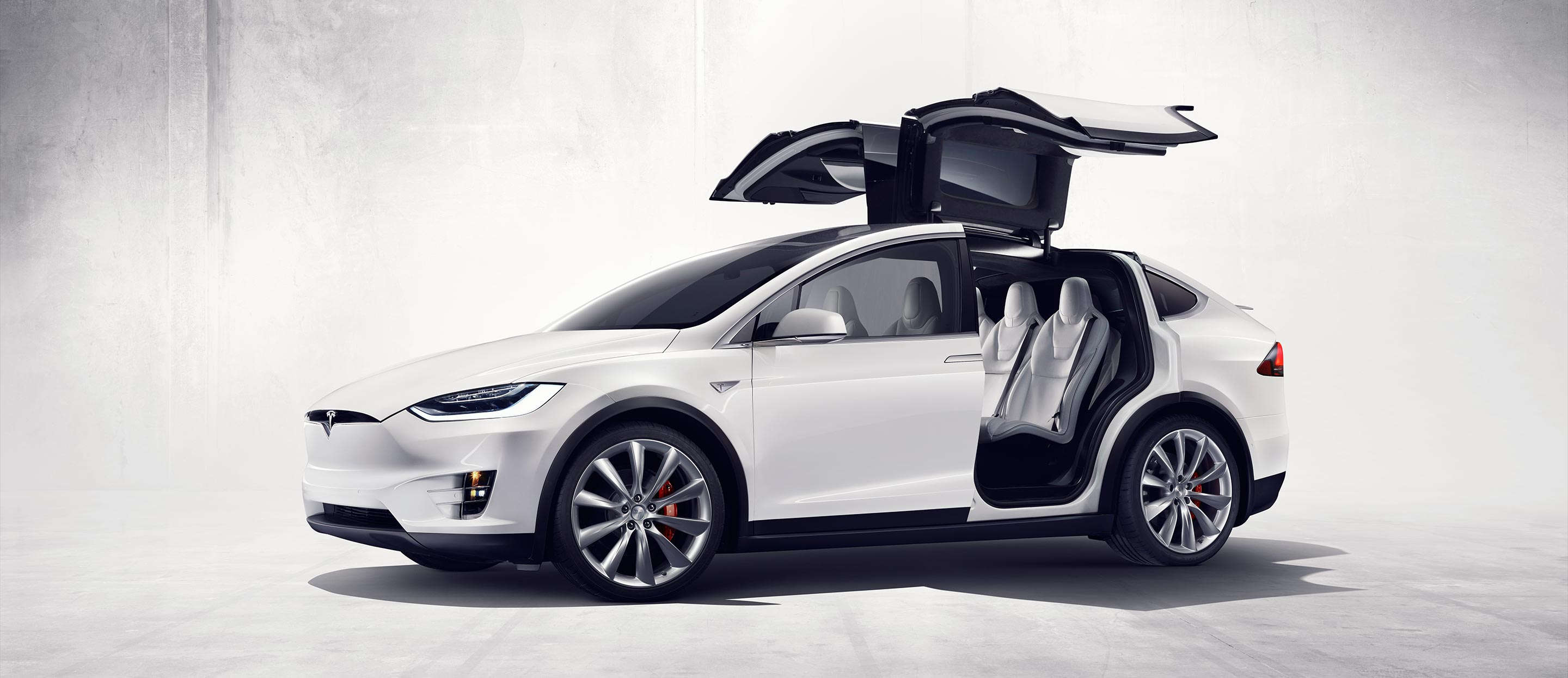 Tesla представила первый кроссовер – Model X
