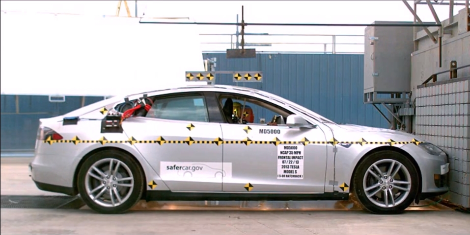 Седан Tesla S прошёл краш-тест (видео)