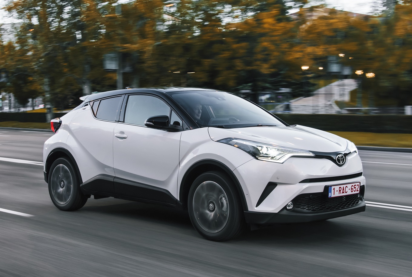 Toyota C-HR: раскрыты украинские цены и комплектации
