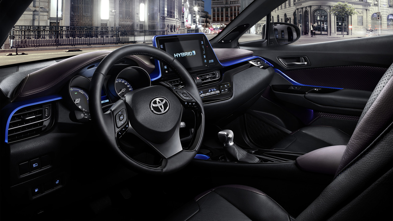 Toyota представила интерьер кроссовера C-HR