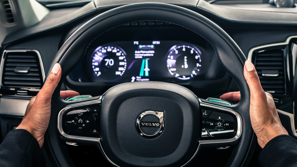 Volvo представил водительский интерфейс кроссовера с автопилотом 