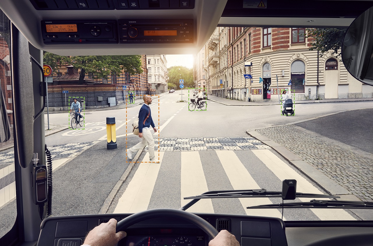 Автобусы Volvo больше не будут незаметно подкрадываться к пешеходам