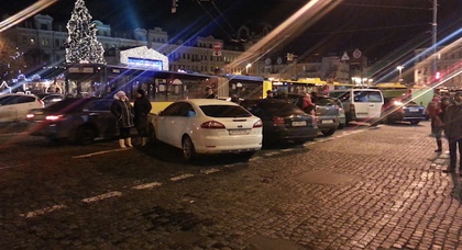 «Мастера» парковки заблокировали движение троллейбусов в центре Киева