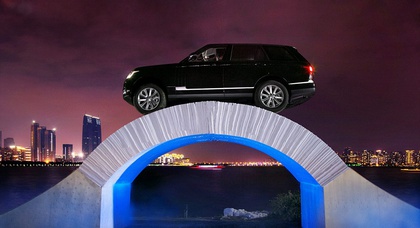 Range Rover проехал по бумажному мосту (видео)