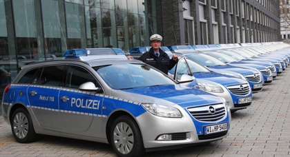 Немецкие полицейские не помещаются в Opel Insignia