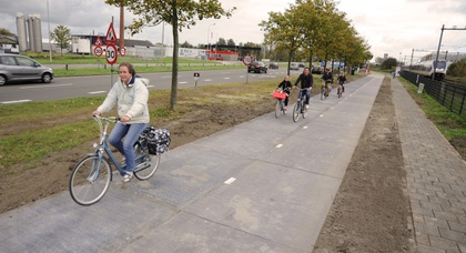 Голландцы встроили солнечные батареи в асфальт велодороги