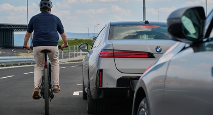 BMW створила двері, які не відкриються перед велосипедистом