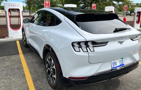 Ford EV-Kunden erhalten Zugang zu 12.000 Tesla Superchargern. Unternehmen fügt nordamerikanischen Standard-Ladeanschluss in zukünftige E-Fahrzeuge ein