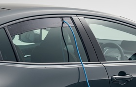 2023 Toyota Prius ist serienmäßig mit einem externen Elektroanschluss ausgestattet, sodass eine externe Stromversorgung bei geschlossenen Türfenstern möglich ist