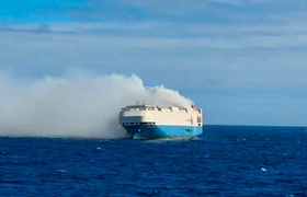 В Атлантическом океане дрейфует горящее судно с автомобилями Volkswagen AG