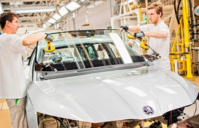 Из-за пожара на складе Škoda Octavia будут сходить с конвейера без обшивок дверей