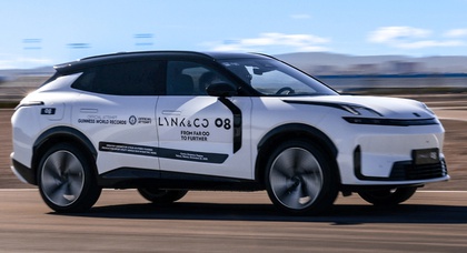 Lynk & Co 08 stellte einen Rekord auf, indem es rekordverdächtige 293 km im Elektrobetrieb zurücklegte, bei einer offiziellen Reichweite von 200 km