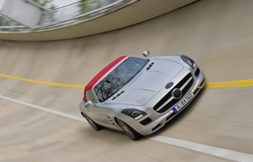 Mercedes-Benz рассекретил родстер SLS AMG