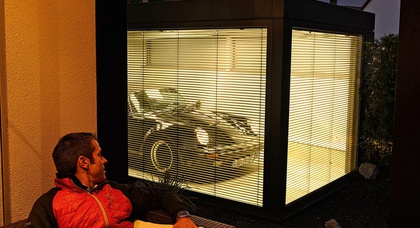 Немец построил комнату для своего Porsche 911