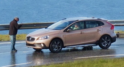Volvo выпустит кроссоверную версию хетчбэка V40 осенью