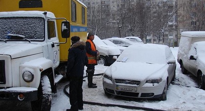 Водоканал просит автомобилистов не ставить машины на люках 