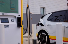 Shell and Volkswagen open the first Flexpole charging station in Germany, featuring a unique battery storage system that allows connection to the low-voltage grid