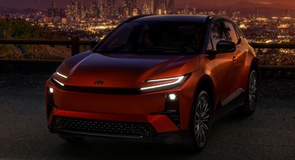 Два мотора и AWD: Toyota представила американскую версию электрического C-HR
