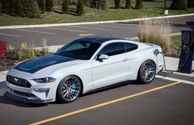 Le PDG de Ford dit "non" au coupé Mustang électrique, mais "peut-être" à l'hybride