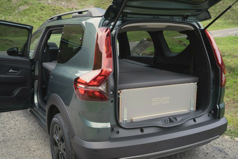 Dacia stellt Abenteuer-Zubehör vor: Verwandeln Sie Ihr Auto in eine  Camping-Oase mit dem neuen Heckklappenzelt – Autoua.net