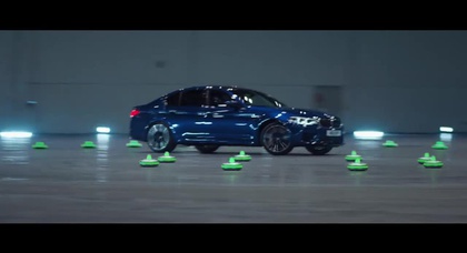 BMW M5 провёл мастер-класс по дрифту между движущихся конусов