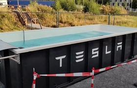 Tesla установила бассейн рядом со станцией Supercharger, чтобы пользователь мог охладиться, пока машина заряжается