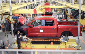 Ford ruft F-150 Lightning Trucks wegen eines Batterieproblems zurück, das die Produktion stoppte