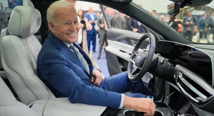 Salon de l'auto de Detroit : visite du président américain Joe Biden et annonce 900 millions de dollars pour des bornes de recharge pour véhicules électriques