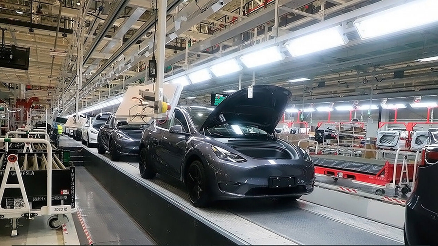 Складання Tesla Model Y на заводі