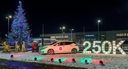 Nissan Leaf treibt einen großen Weihnachtsbaum im Nissan-Werk Sunderland in Großbritannien an