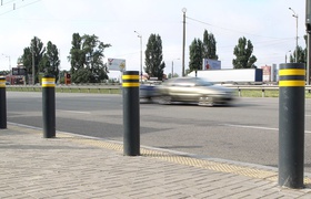 В Киеве установили первую систему защиты автобусных остановок от тарана автомобилем