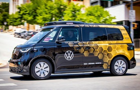 Volkswagen lance son premier programme d'essai de conduite autonome aux États-Unis. La flotte d'essai comprend des ID entièrement électriques. Buzz