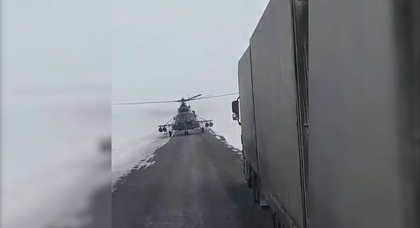 Пилот посадил военный вертолет на трассу, чтобы спросить дорогу у водителей
