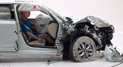 Краш-тесты IIHS проверили степень защиты переднего пассажира