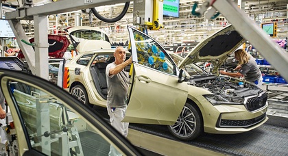 La production en série de la quatrième génération moderne de la Škoda Superb débute quatre semaines seulement après la première mondiale