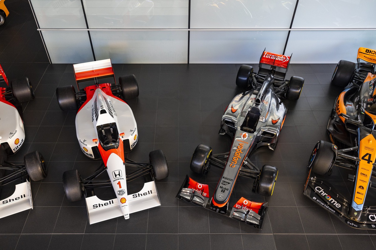 Болиды McLaren разных сезонов, вид спереди