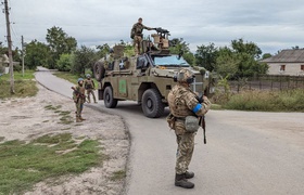 Украинские десантники используют австралийские бронеавтомобили Bushmaster во время освобождения Харьковщины